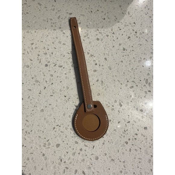 Apple AirTag Hermès Bag Charm Fauve - Picture 1 of 3